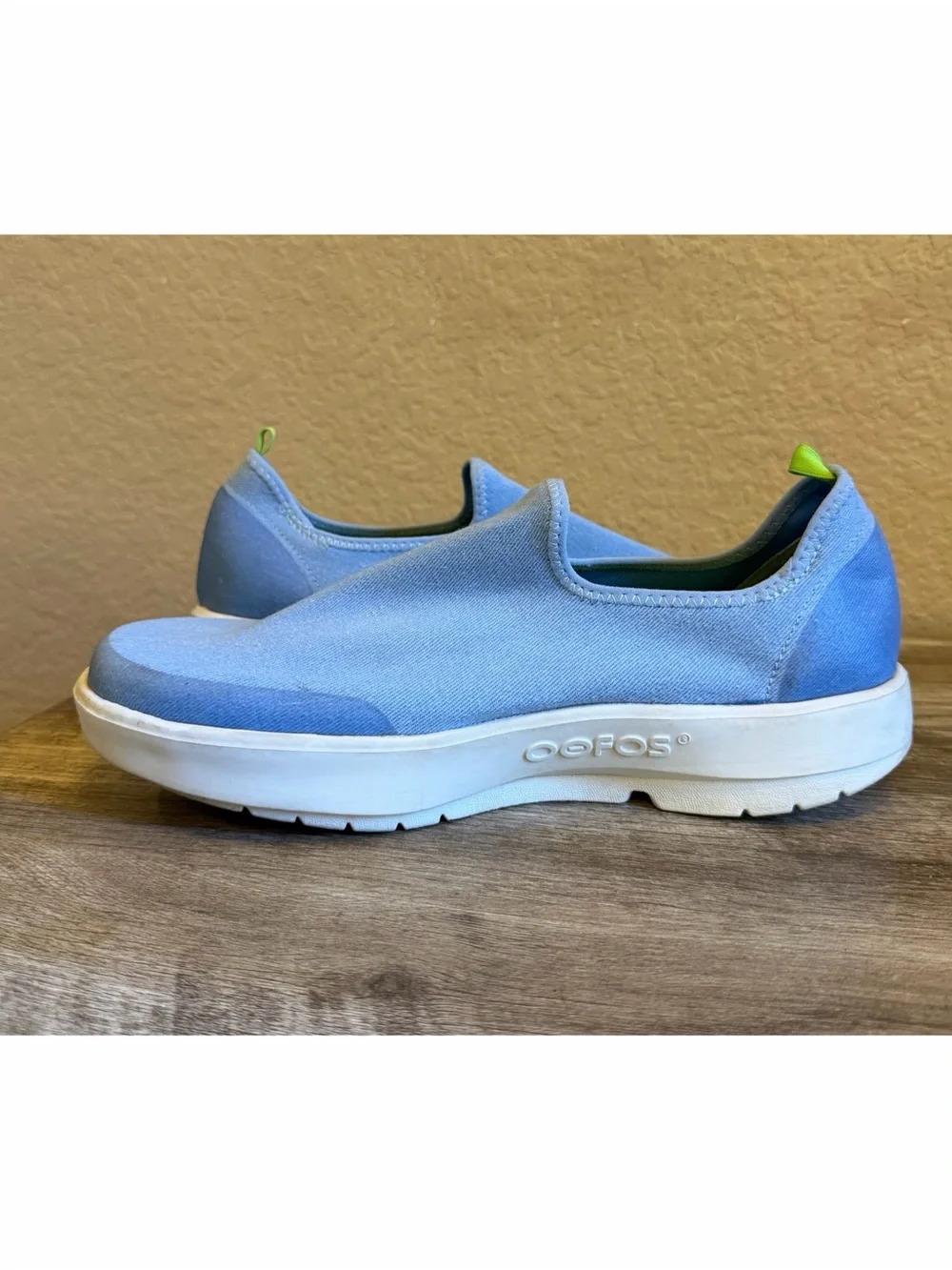 Oofos Oomg eeZe Low Sport Recovery Shoes Denim Light Blue Womens Size 9